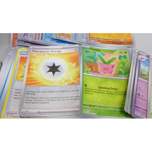 2043 - More than 600 Pokémon cards with more than 70 holographic