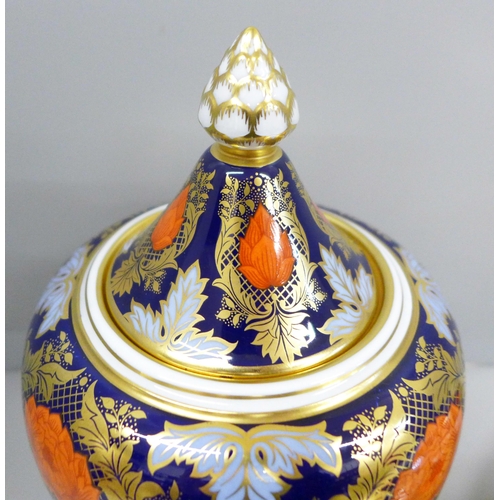 2070 - A Hamilton Imari ginger jar and two Hamilton Imari plates