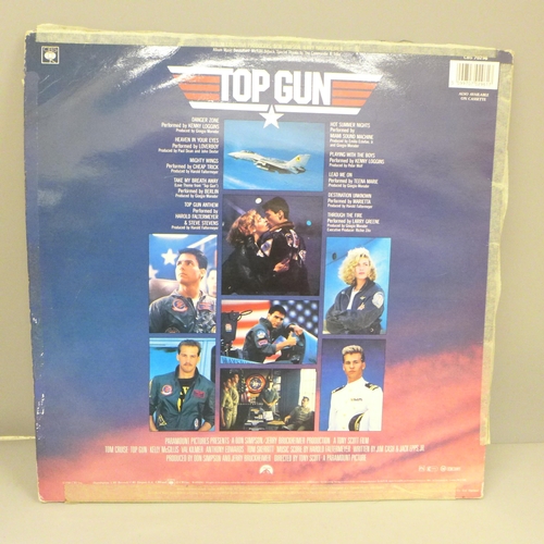 2084 - An autographed LP record, Top Gun soundtrack, featuring six signatures of cast including Tom Cruise ... 