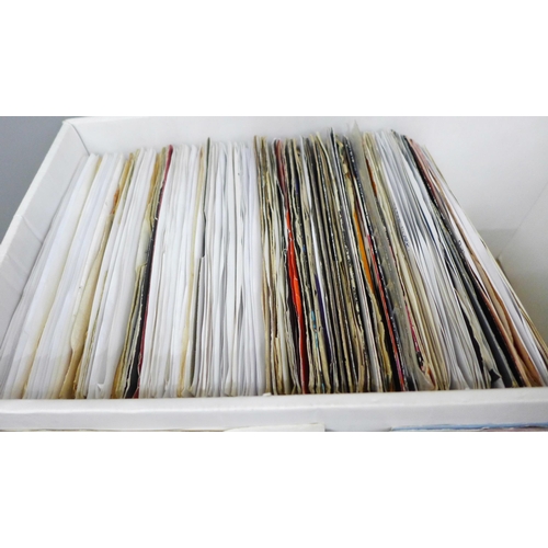 2092 - A box of 151 vinyl 7