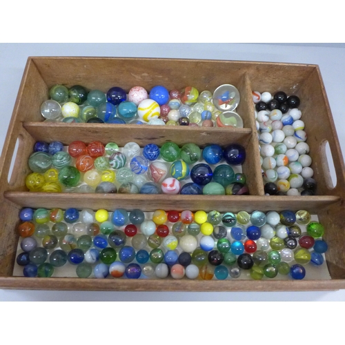 2102 - A collection of old glass marbles (217 approximately)