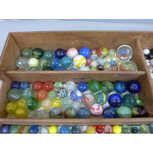 2102 - A collection of old glass marbles (217 approximately)