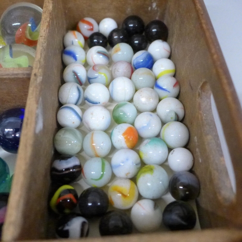 2102 - A collection of old glass marbles (217 approximately)