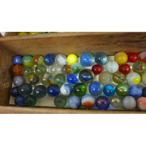 2102 - A collection of old glass marbles (217 approximately)