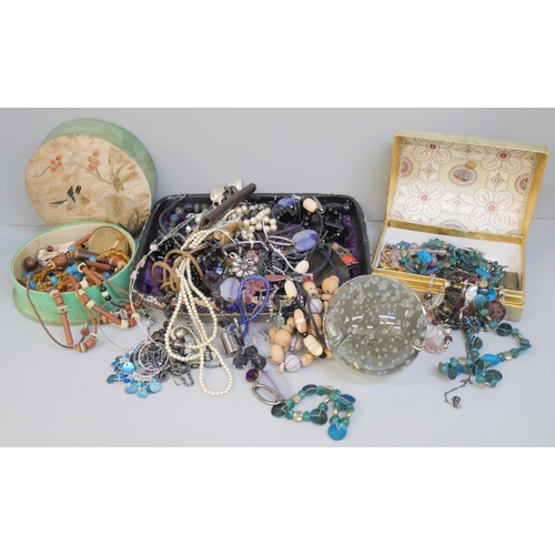 2136 - A large collection of vintage costume jewellery