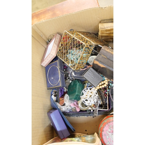 2136 - A large collection of vintage costume jewellery
