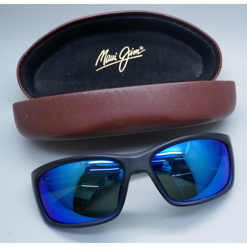 2137 - A pair of Maui Jim sunglasses in original case