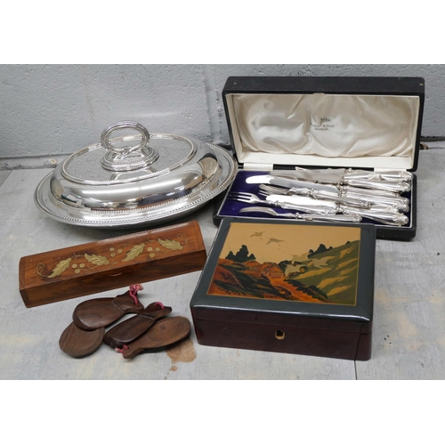 2284 - A silver plated serving dish with lid and detachable handle, silver plated pastry knives and forks i... 