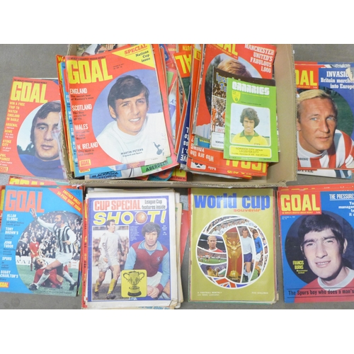 2315 - A collection of late 1960s and early 1970s football publications, mainly Goal, some Shoot