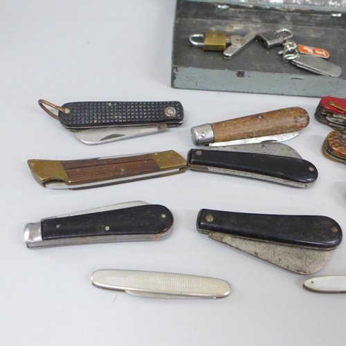 2333 - A collection of pen knives