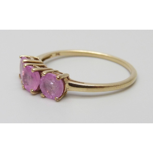 7012 - A 9ct gold and pink stone ring, 1.8g, S