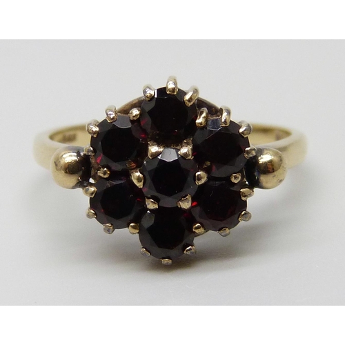 7018 - A 9ct gold and garnet ring, 3.4g, P