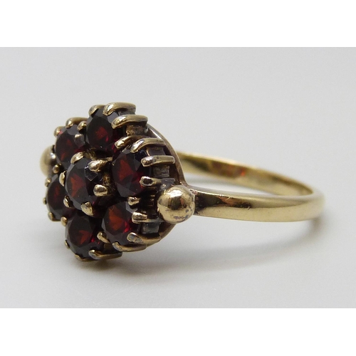 7018 - A 9ct gold and garnet ring, 3.4g, P