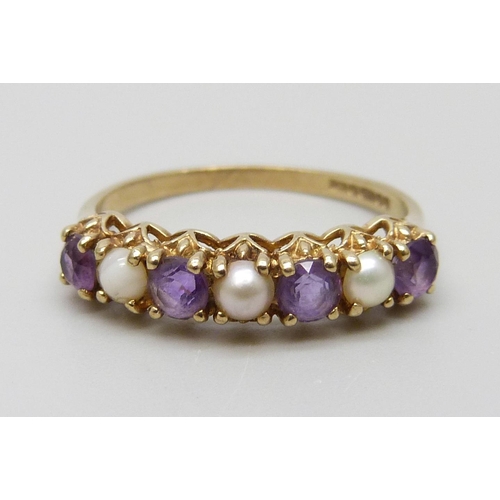 7020 - A 9ct gold, amethyst and pearl ring, 1.6g, M