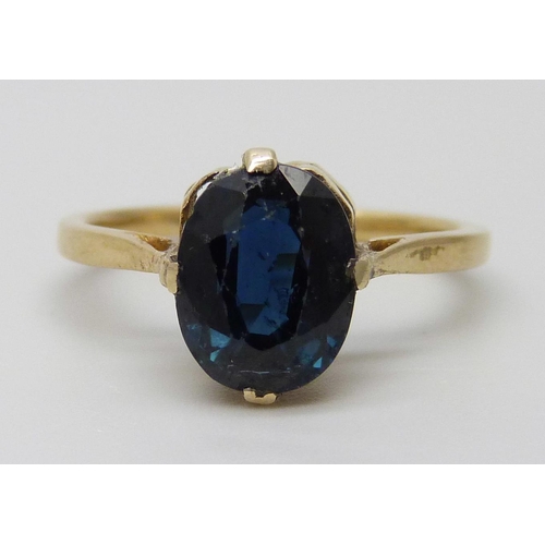 7024 - An 18ct gold ring set with a sapphire, 2.5g, K