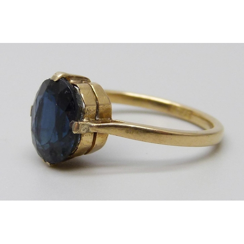 7024 - An 18ct gold ring set with a sapphire, 2.5g, K