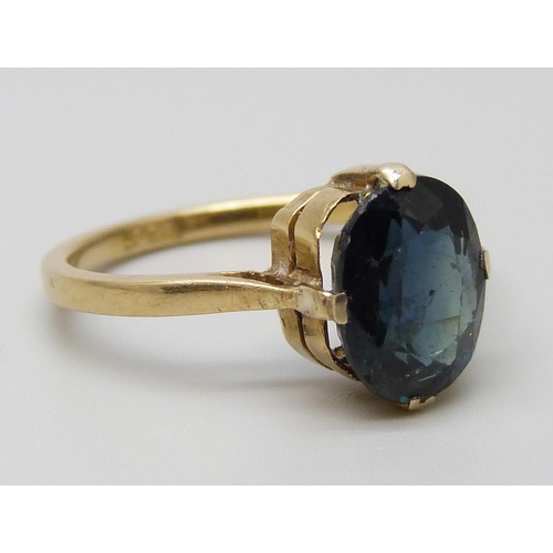 7024 - An 18ct gold ring set with a sapphire, 2.5g, K