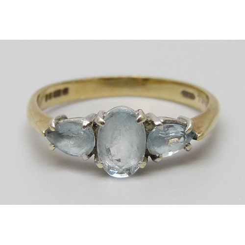 7025 - A 9ct gold and blue stone ring, 1.8g, L