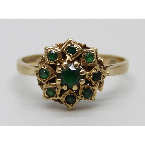 7027 - A 9ct gold and emerald ring, 2.4g, P