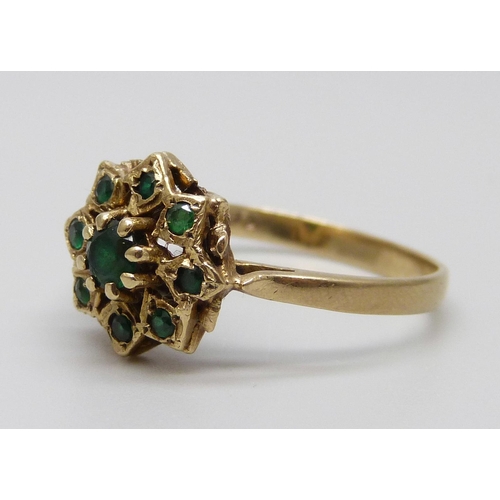 7027 - A 9ct gold and emerald ring, 2.4g, P