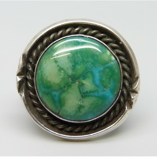 7029 - An Arts and Crafts green agate ring, marked 925, L/M