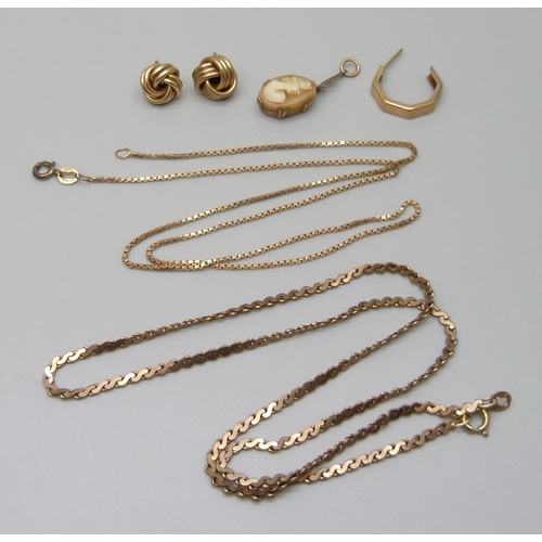 7035 - Two 9ct gold chains, a pair of 9ct gold earrings, a single 9ct gold earring and a 9ct gold cameo pen... 