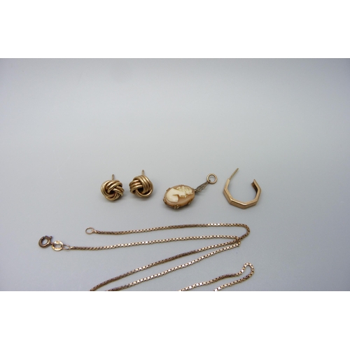 7035 - Two 9ct gold chains, a pair of 9ct gold earrings, a single 9ct gold earring and a 9ct gold cameo pen... 