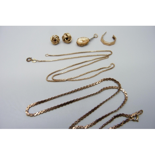 7035 - Two 9ct gold chains, a pair of 9ct gold earrings, a single 9ct gold earring and a 9ct gold cameo pen... 