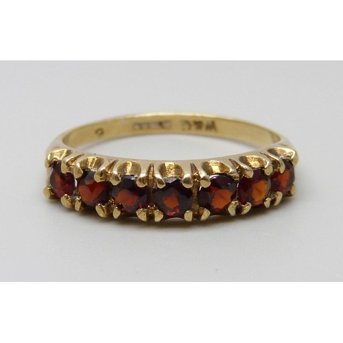 7038 - A 9ct gold and garnet ring, 2.2g, N