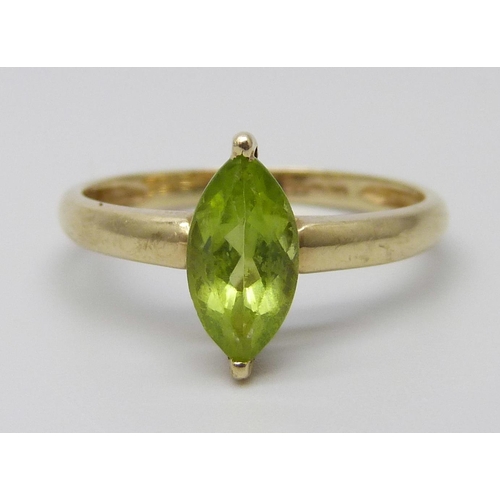 7052 - A 9ct gold and peridot ring, 1.7g, P