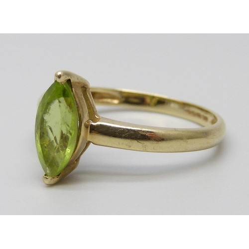 7052 - A 9ct gold and peridot ring, 1.7g, P