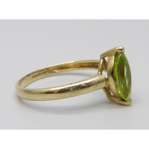 7052 - A 9ct gold and peridot ring, 1.7g, P