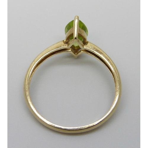 7052 - A 9ct gold and peridot ring, 1.7g, P