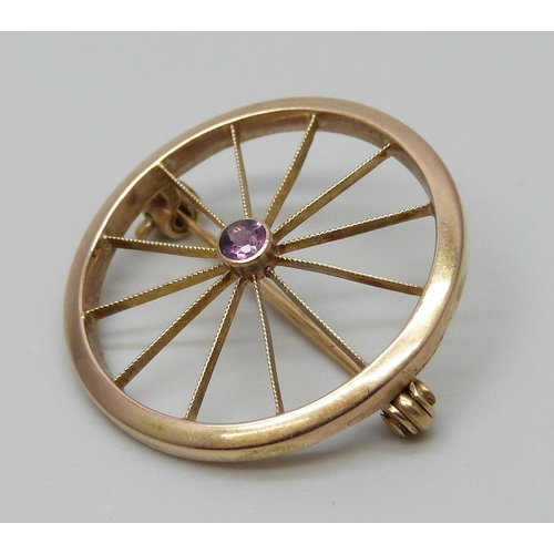 7058 - A 9ct gold brooch set with a pink stone, 1.8g, 24mm