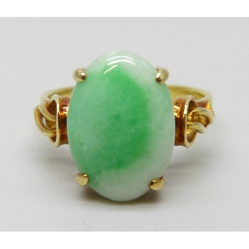 7061 - A 14ct gold cabochon jadeite set ring, 3.6g, L