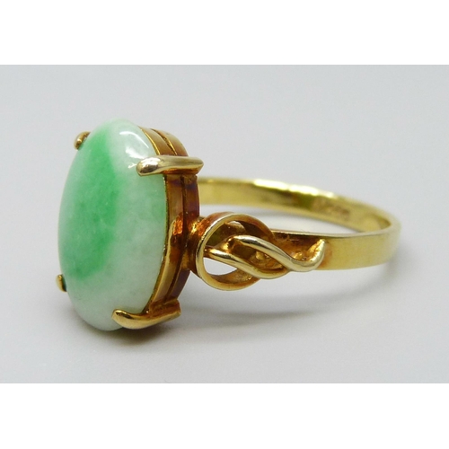 7061 - A 14ct gold cabochon jadeite set ring, 3.6g, L