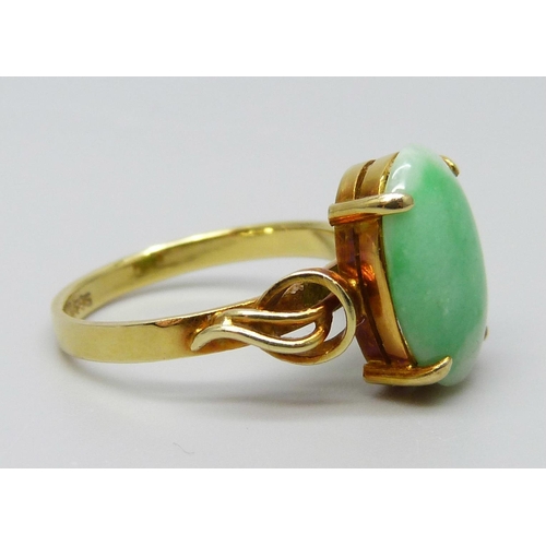 7061 - A 14ct gold cabochon jadeite set ring, 3.6g, L