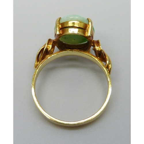 7061 - A 14ct gold cabochon jadeite set ring, 3.6g, L