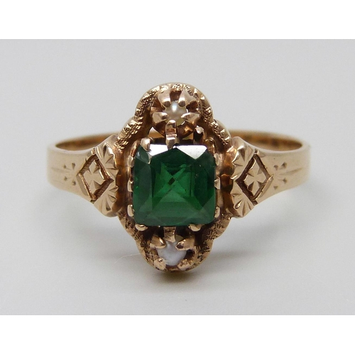 7062 - An Edwardian yellow metal ring set with a green stone and two seed pearls, 2.1g, N, tests as 14ct go... 