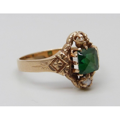 7062 - An Edwardian yellow metal ring set with a green stone and two seed pearls, 2.1g, N, tests as 14ct go... 