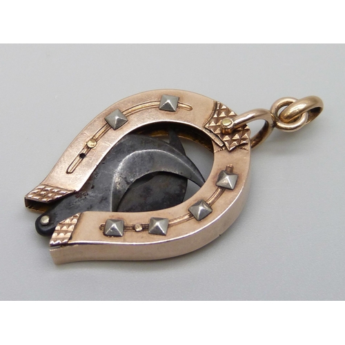 7066 - A yellow metal cigar cutter in the form of a horseshoe