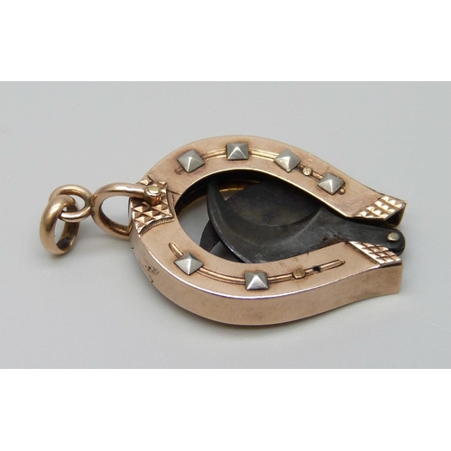 7066 - A yellow metal cigar cutter in the form of a horseshoe