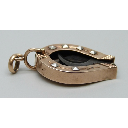 7066 - A yellow metal cigar cutter in the form of a horseshoe