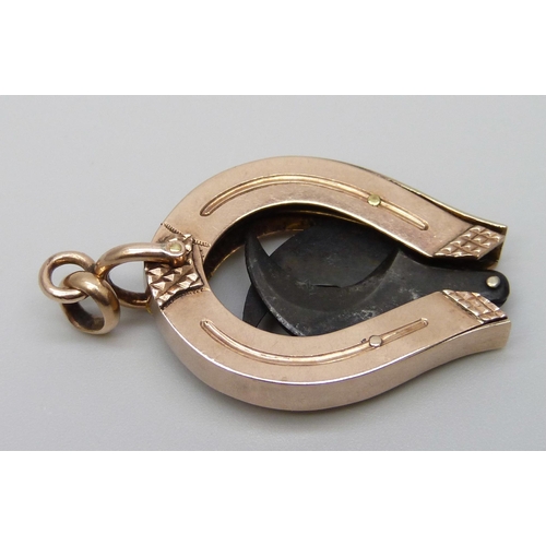 7066 - A yellow metal cigar cutter in the form of a horseshoe