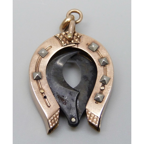 7066 - A yellow metal cigar cutter in the form of a horseshoe