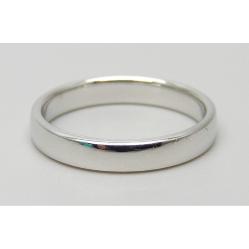 7067 - A 9ct white gold band ring, 2.7g, L, 3mm