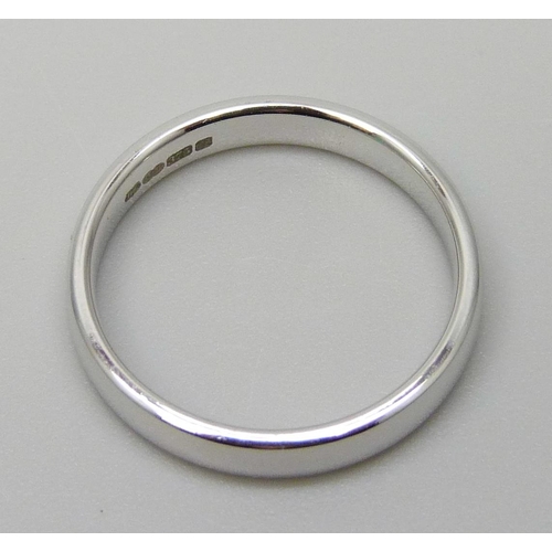 7067 - A 9ct white gold band ring, 2.7g, L, 3mm