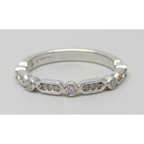 7068 - An 18ct white gold diamond set band ring, 3g, N