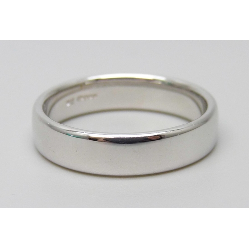 7069 - A 9ct white gold band ring, 6.2g, T, 5mm