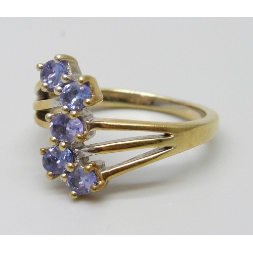 7072 - A silver gilt five stone tanzanite dress ring, Q